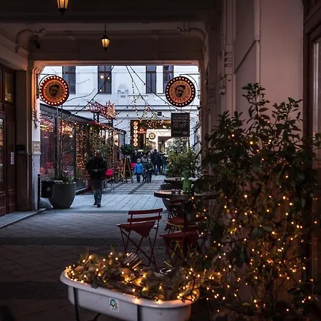 Velvet Sky - Innertown & Garage Budapest